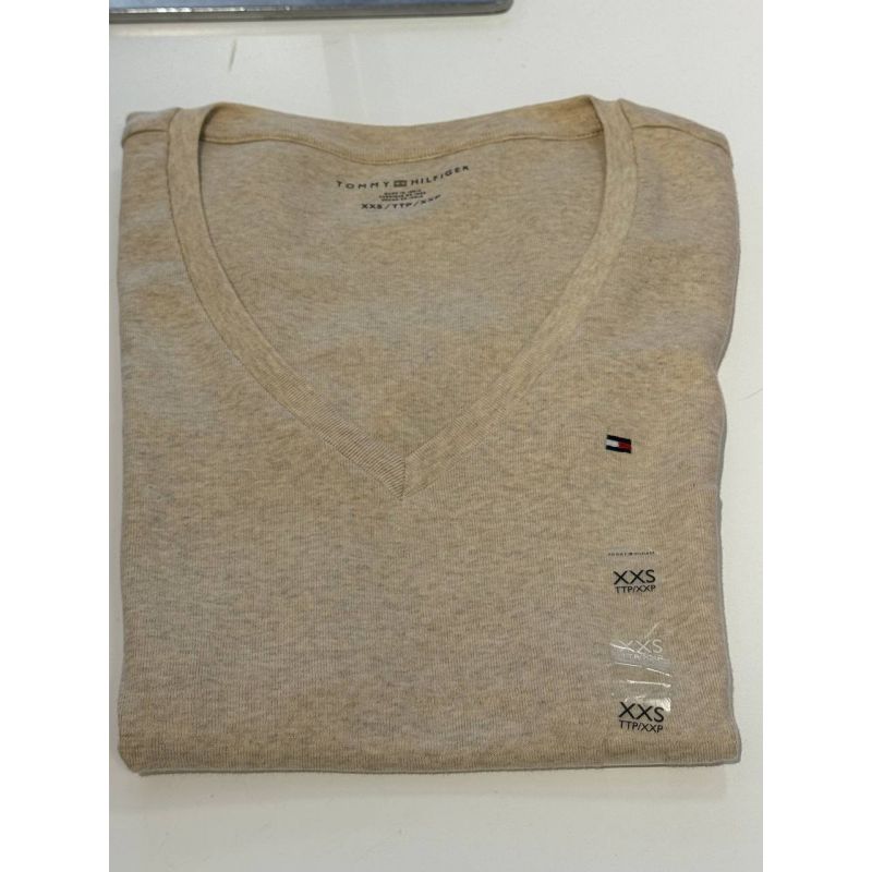 camiseta gola V manga curta