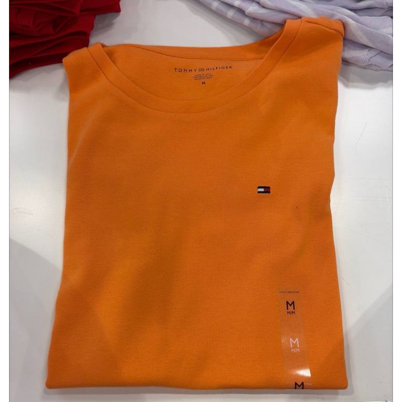 camiseta gola U manga curta