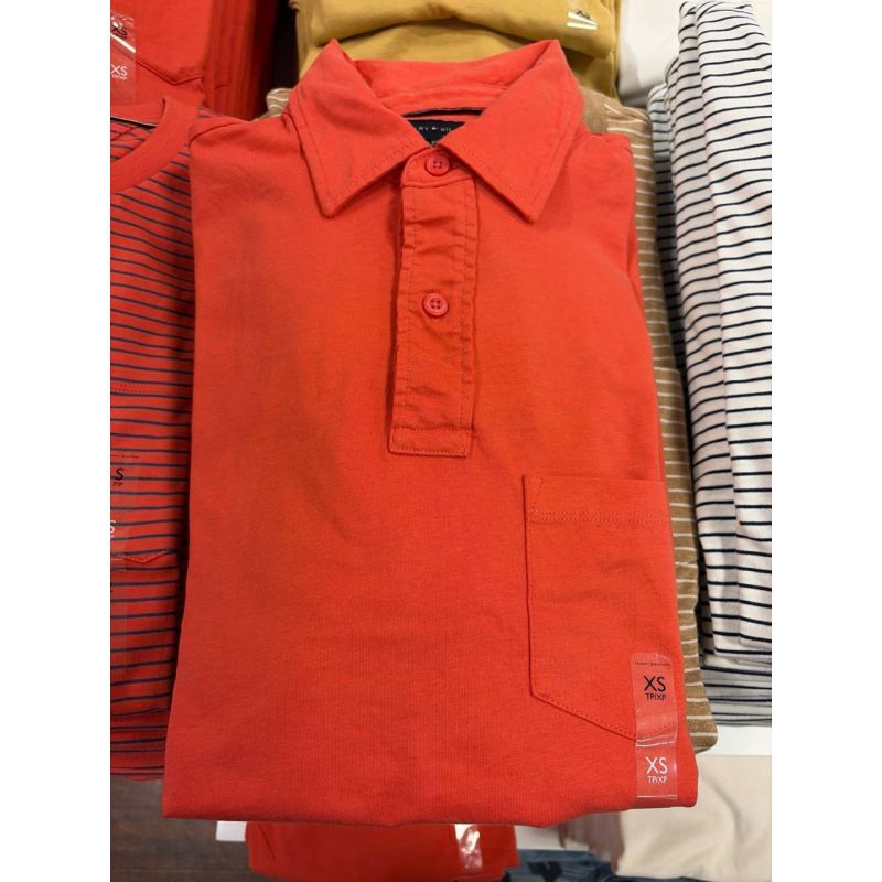 Camiseta regular fit polo com bolso manga curta