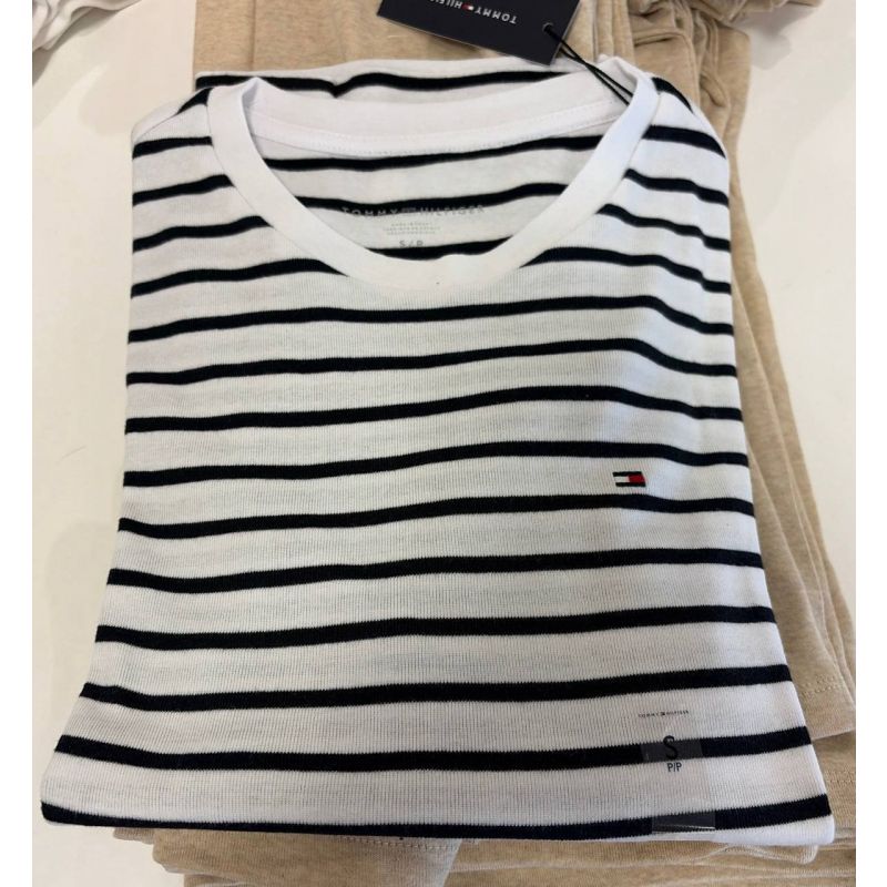 camiseta gola U manga curta