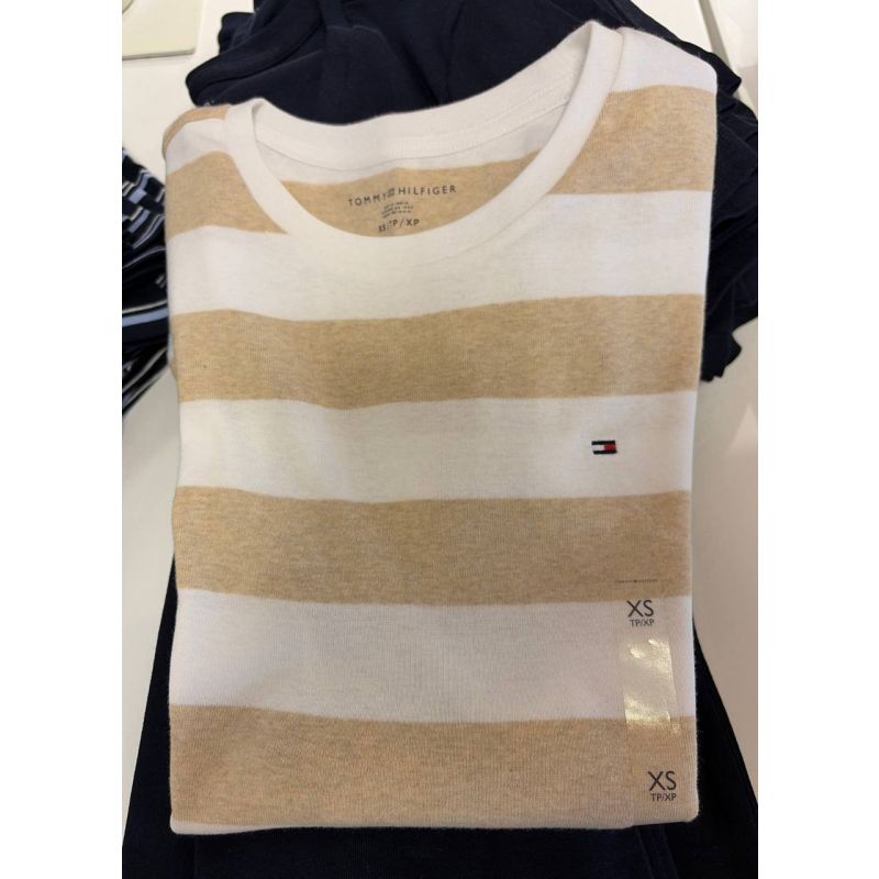 camiseta gola U manga curta