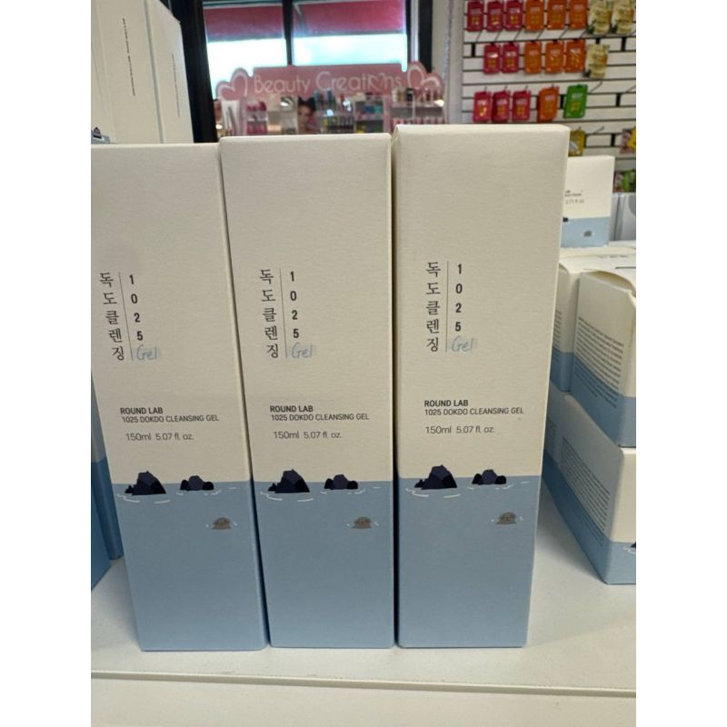 Round Lab 1025 Dokdo Cleansing Gel. Gel de limpeza suave formulado com agua do mar profundo da Ilha de Ulleung, rica em minerais que equilibram e purificam a pele. remove impurezas e excesso de oleosidade sem ressecar, deixando a pele limpa, hidratada e p