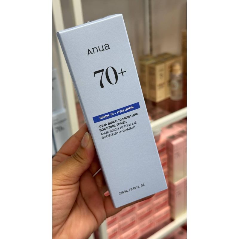 Anua 70+ Birch Moisture Boosting Toner e um tonico hidratante enriquecido com seiva de betula e acido hialuronico, que repoe a umidade, acalma a pele e fortalece a barreira cutanea para manter o equilibrio e a maciez.