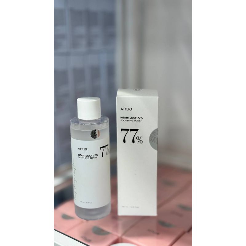 Anua Heartleaf 77% Soothing Toner e um tonico calmante formulado com 77% de extrato de Heartleaf (Houttuynia Cordata). Ele ajuda a reduzir a vermelhidao, acalmar irritacoes e controlar a oleosidade da pele, ao mesmo tempo em que hidrata suavemente. Indica