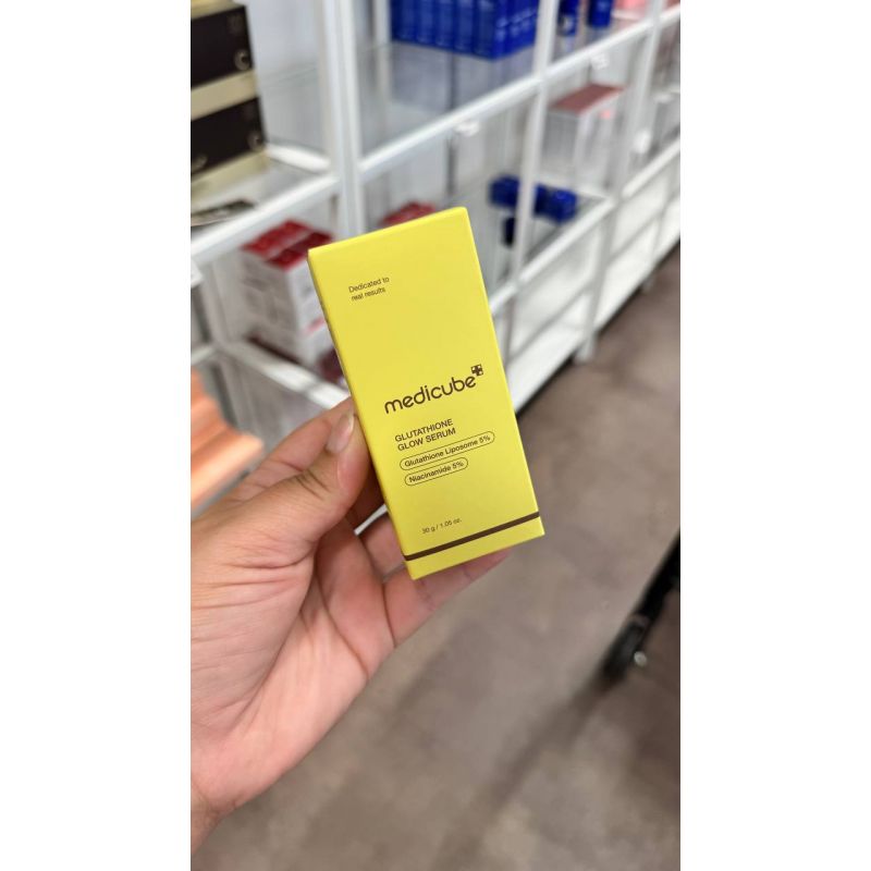 Glutathione Glow Serum combina glutationa lipossomada 5% e niacinamida 5%, atuando na uniformizacao do tom da pele, clareamento de manchas e melhora do vico. Proporciona efeito iluminador, antioxidante e auxilia no combate aos sinais de envelhecimento.