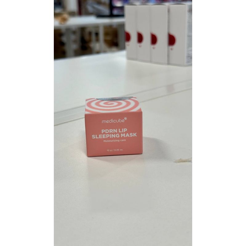 Medicube PDRN Lip Sleeping Mask e uma mascara noturna para labios. Hidrata intensamente enquanto voce dorme, prevenindo ressecamento e rachaduras. Deixa os labios mais macios, nutridos e revitalizados ao acordar.