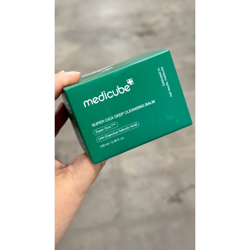 Medicube Super Cica Deep Cleansing Balm e um balsamo demaquilante com Centella Asiatica. Remove impurezas e maquiagem pesada sem agredir a pele. Contem LHA e Acido Salicilico que ajudam a limpar os poros e controlar a oleosidade.