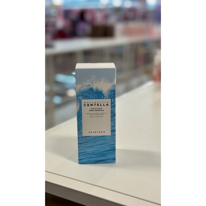 Skin1004 Madagascar Centella Hyalu-Cica First Ampoule e um serum hidratante leve. Combina Acido Hialuronico e Centella de Madagascar para acalmar e reparar a pele. Melhora a barreira cutanea e mantem a hidratacao profunda ao longo do dia.
