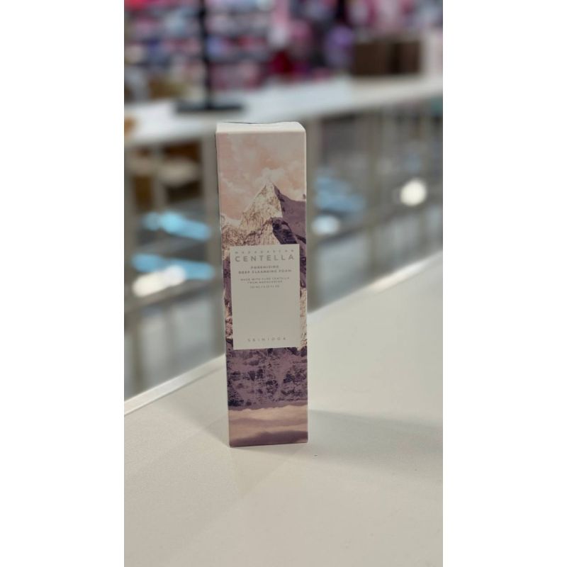 Skin1004 Madagascar Centella Deep Cleansing Foam e uma espuma de limpeza suave com extrato de Centella. Remove impurezas e oleosidade sem ressecar a pele. Ideal para acalmar e fortalecer a barreira cutanea no uso diario.