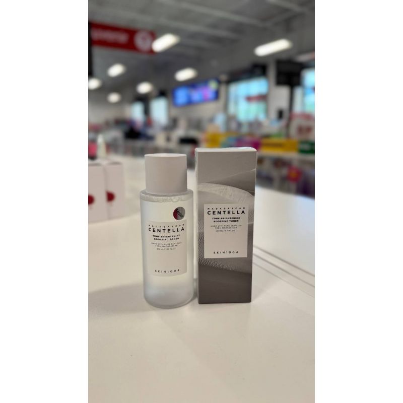 Skin1004 Madagascar Centella Tone Brightening Capsule Ampoule e um serum clareador com Centella e capsulas iluminadoras. Ajuda a uniformizar o tom da pele e reduzir manchas escuras. Proporciona hidratacao intensa e brilho saudavel.