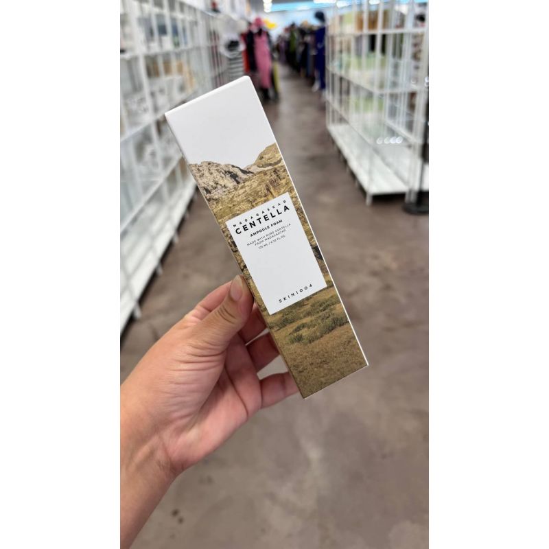 Skin1004 Madagascar Centella Ampoule Foam e um limpador facial suave feito com Centella de Madagascar. Remove impurezas sem ressecar a pele, mantendo a hidratacao natural. Ideal para peles sensiveis e propensas a irritacao.