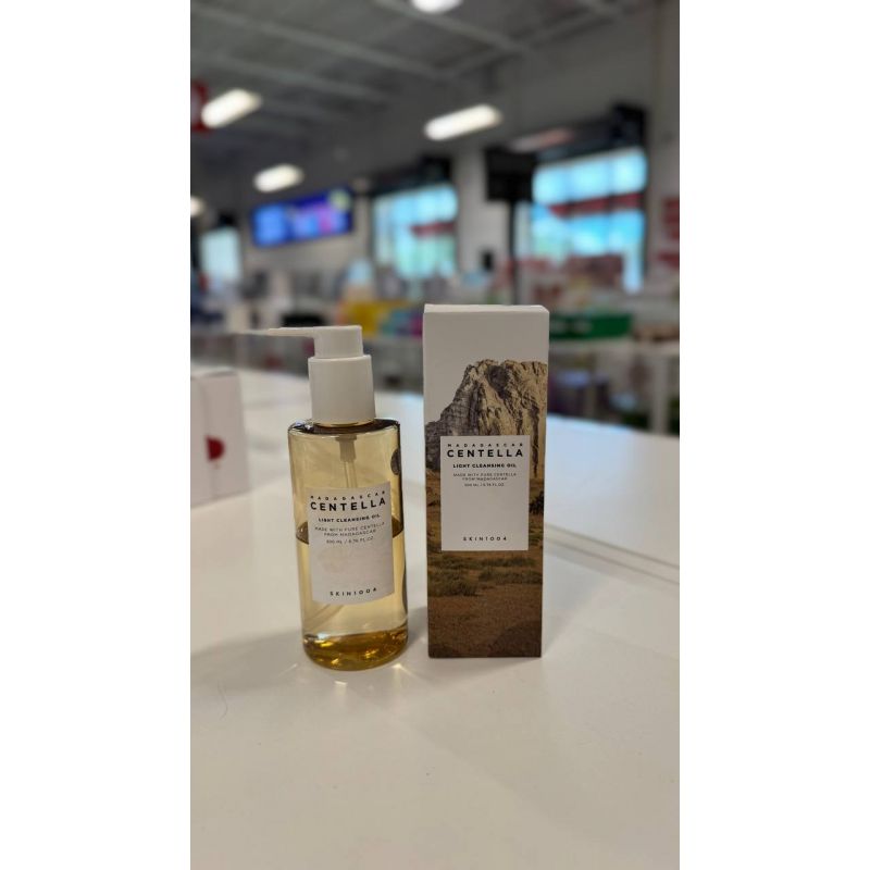 Skin1004 Madagascar Centella Light Cleansing Oil e um oleo de limpeza suave para remocao de maquiagem e impurezas. Contem Centella de Madagascar, que acalma a pele durante a limpeza. Proporciona hidratacao sem deixar sensacao oleosa.